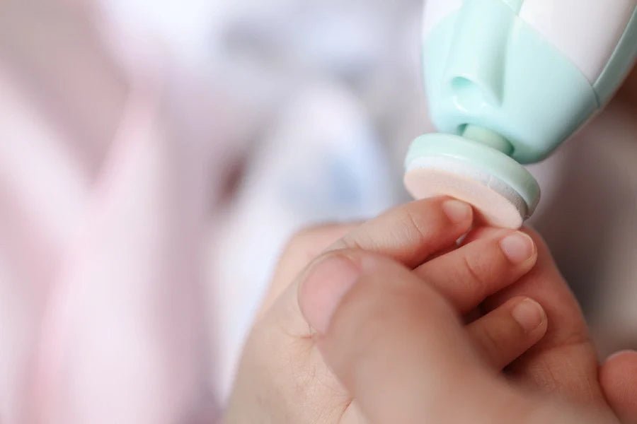 5 astuces pour calmer bébé pendant les soins des ongles
