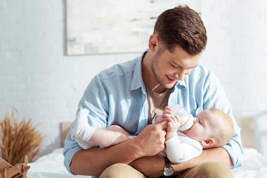 Donner biberon à un bébé allaité