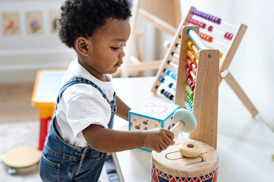Busy board bébé : le jouet éducatif qui stimule l’éveil et la motricité