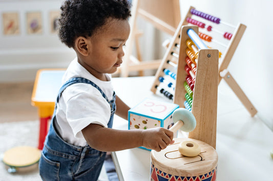 Busy board bébé : le jouet éducatif qui stimule l’éveil et la motricité