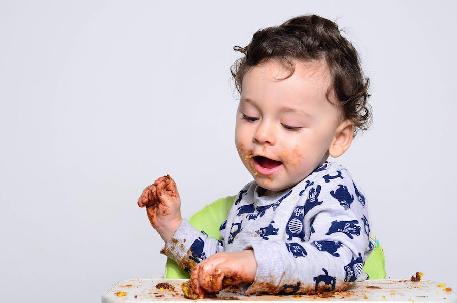 Comment éviter le bazar dans la cuisine quand bébé commence à manger ?