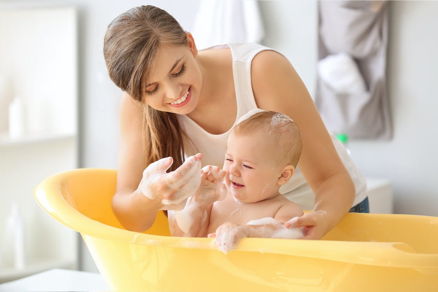 Comment bien choisir une baignoire et des jouets de bain pour bébé ?