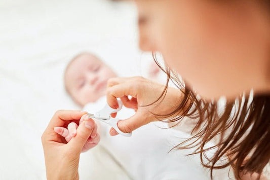 Quand couper les ongles de bébé ?