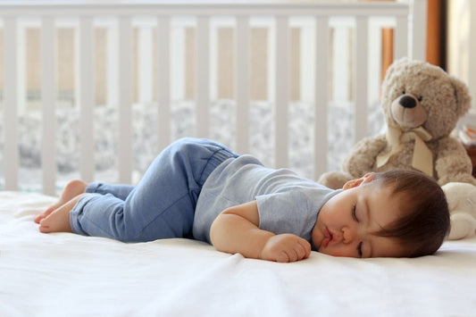 Régression du sommeil chez bébé : comprendre les causes et retrouver le rythme