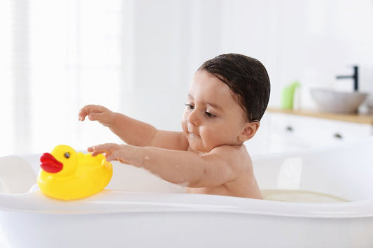 Bain de bébé : comment utiliser un thermomètre pour éviter les risques de brûlures ?