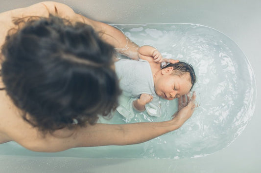 Quel thermomètre de bain choisir ? Guide complet pour jeunes parents
